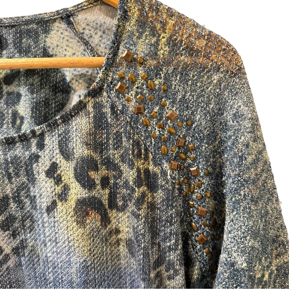 Chico's Albany Crochet Studded Shoulder Blue Top Leopard Print Design Size 2 - Picture 6 of 10